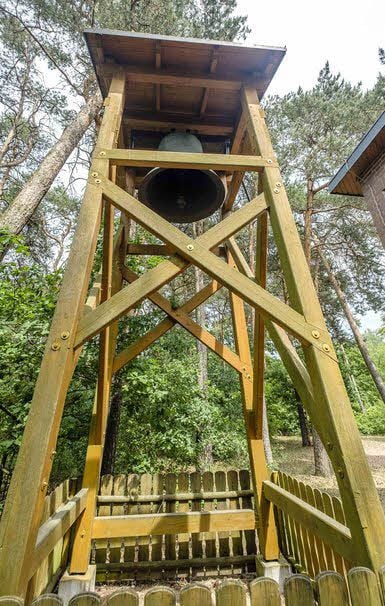 Im Jahr 2000 wurde im Garten der Abtsdorfer Kirche noch ein Glockenturm errichtet. Wie es hieß, hing die Glocke zuvor in Radeberg, Sachsen.