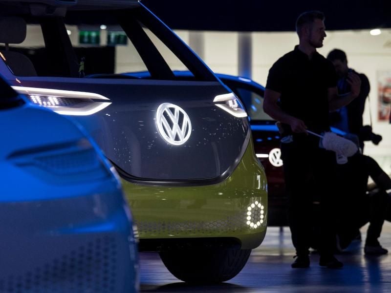 Das VW Emblem auf der Konzeptstudie „VW ID Buzz” leuchtet am Stand von Volkswagen auf der Automesse IAA. Foto: Boris Roessler/Archiv