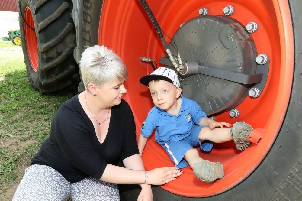 Luis (3) nahm mit Mama Lisa Rosin in einem der großen Traktorräder Platz.