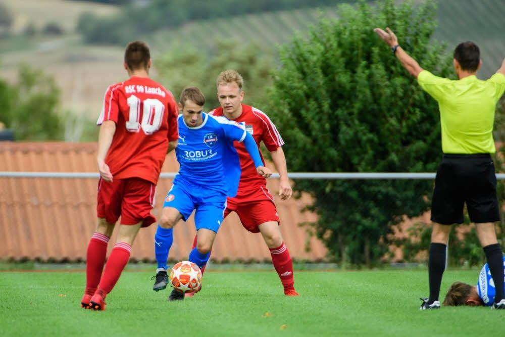 Chris Karl (r.) und Lucas Sielaff attackieren den Merseburger Kay Seidemann.