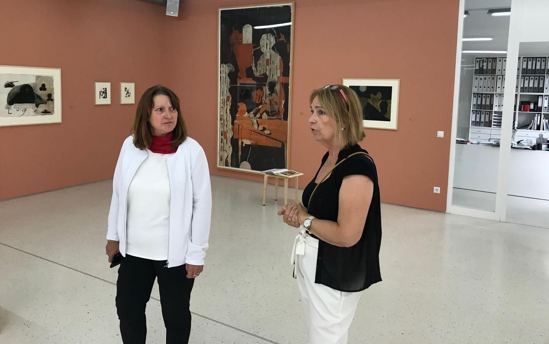 Heike Brehmer (links) beim Besuch in der Grafikstiftung Neo Rauch in Aschersleben Mitte August.