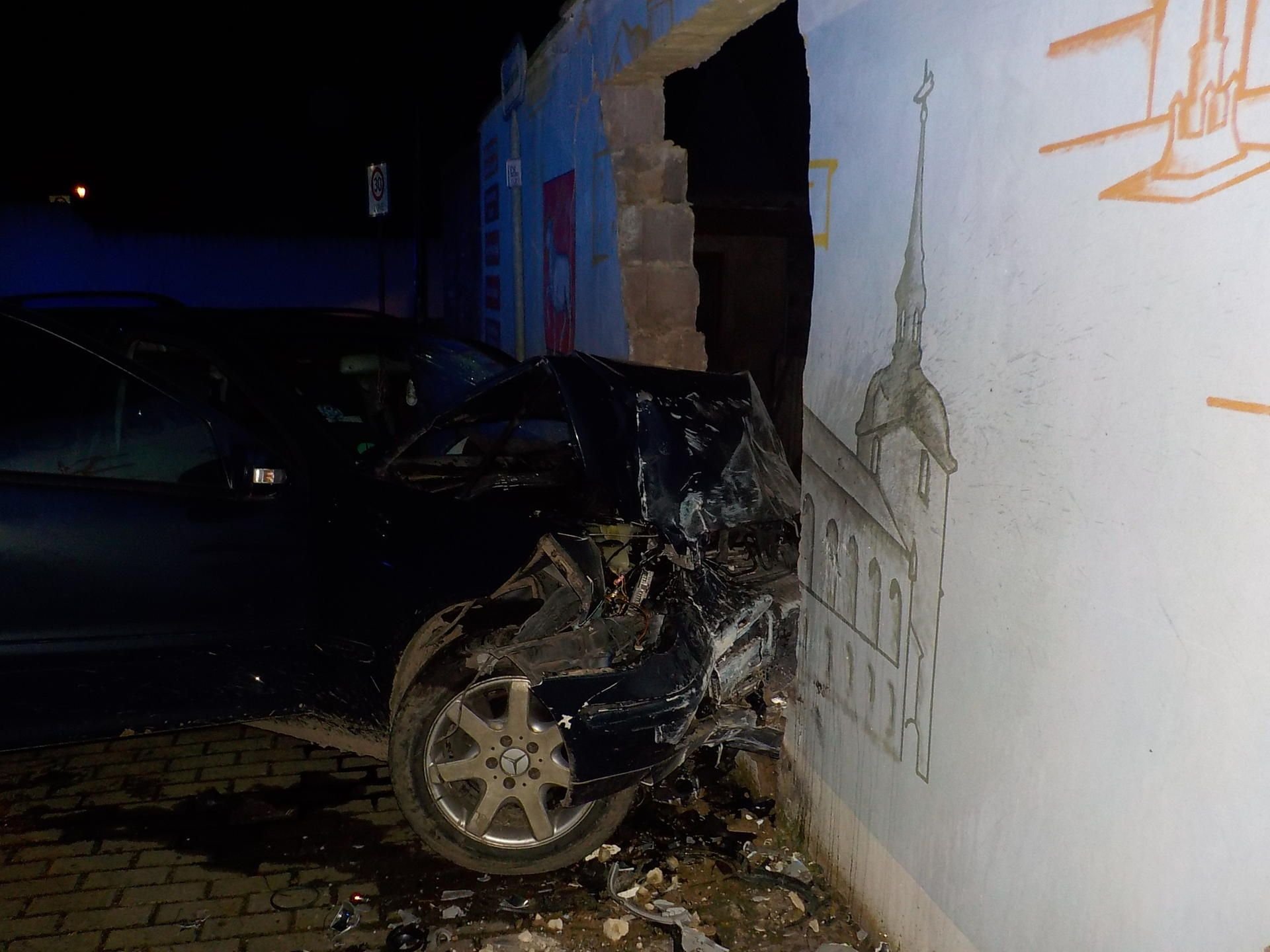 Das Auto prallte gegen eine Hauswand.
