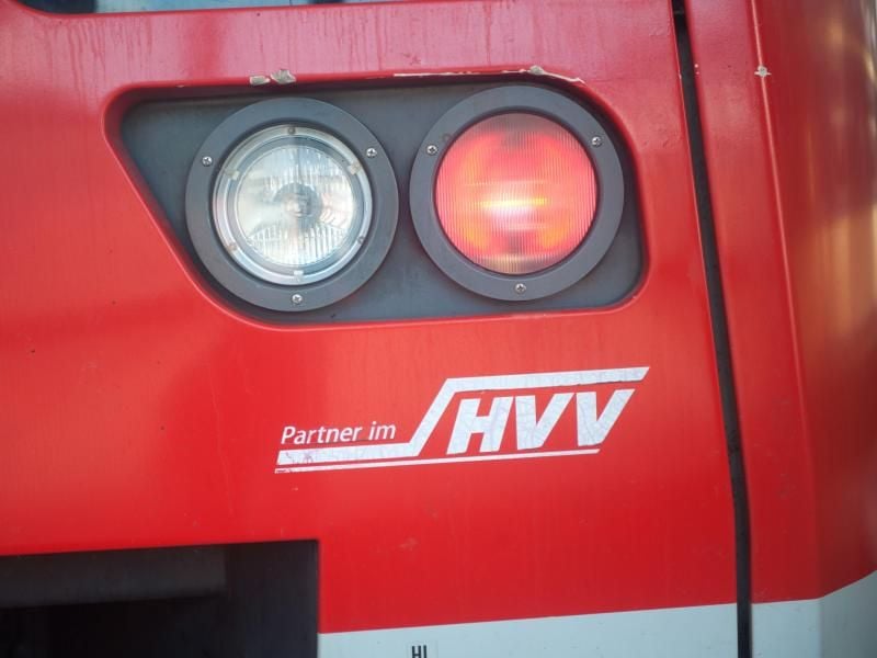 Eine rote Rückleuchte an einem Wagen der Hamburger S-Bahn. Foto: Christian Charisius/Archivbild