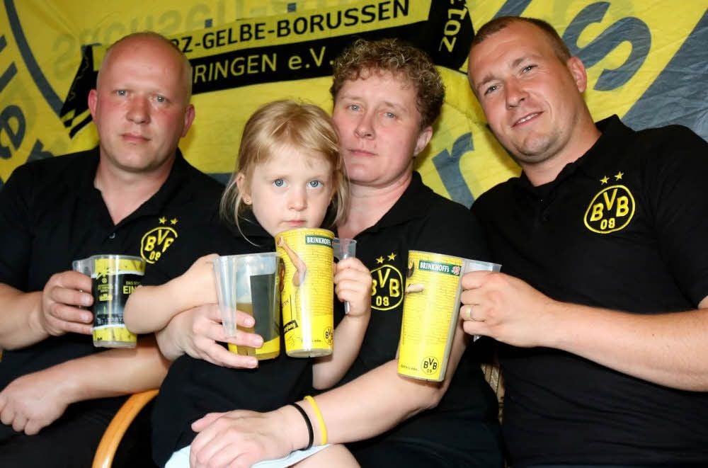 Nico (links) und Janet Selk, David Breitenbach und die kleine Celina fiebern mit dem BVB mit.