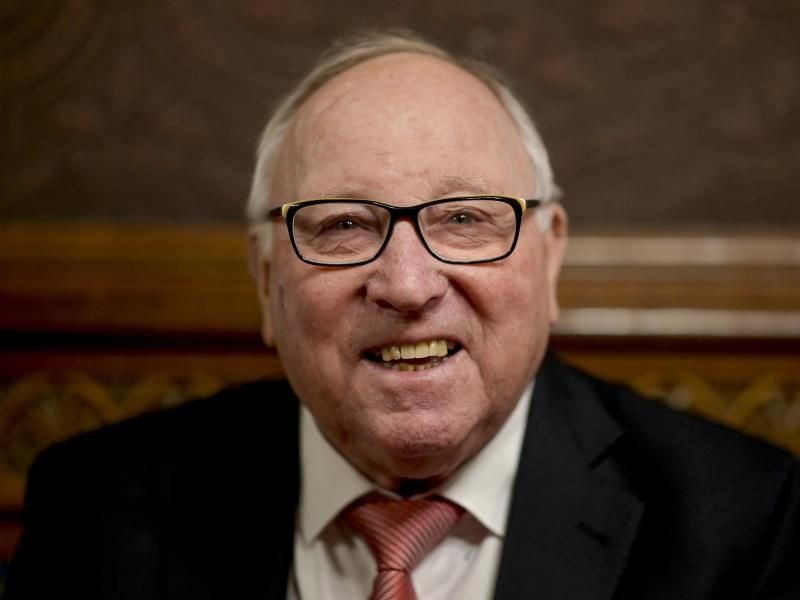 Uwe Seeler hatte bei einem Sturz in seinem Haus einen Schenkelhalsbruch erlitten. Foto: Axel Heimken/dpa