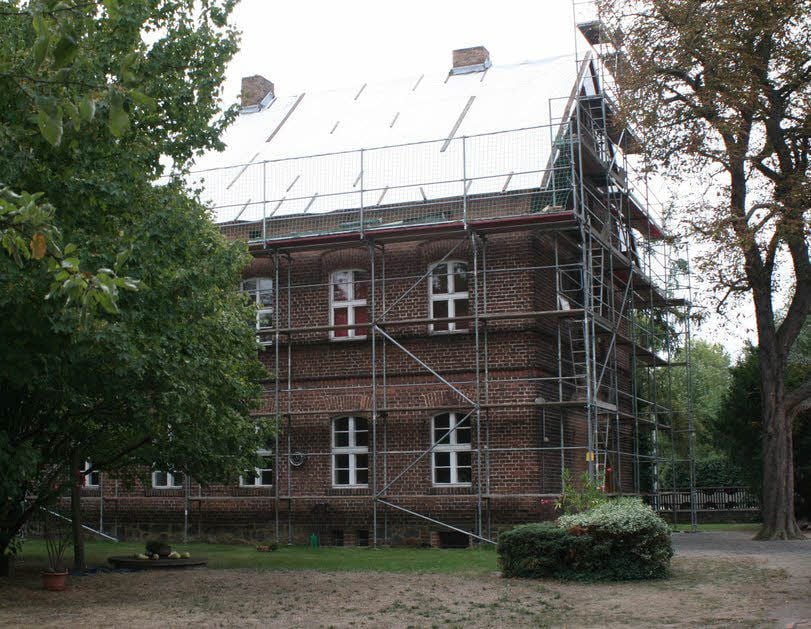 Das Elsteraner Pfarrhaus von der nördlich gelegenen Hofseite aus gesehen, seine Außenhülle soll in mehreren Abschnitten saniert werden.