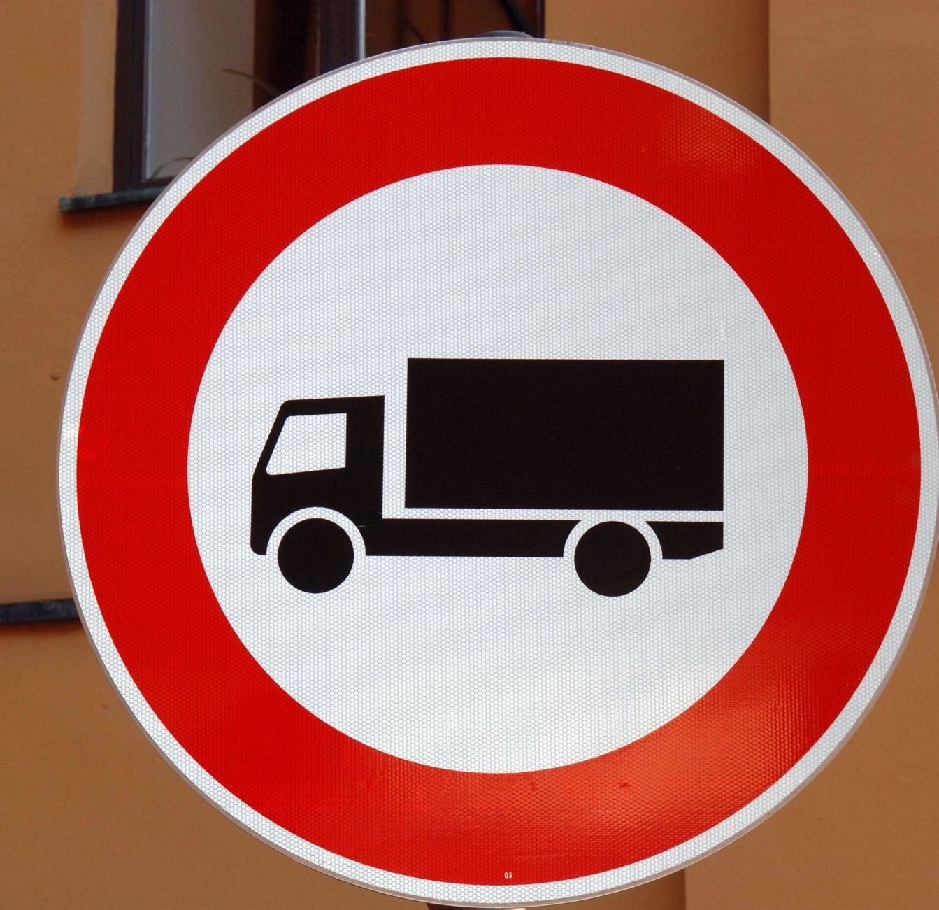 Das Verkehrszeichen 253 bezieht sich auf die zulässige Gesamtmasse. Es verbietet die Einfahrt für Kraftfahrzeuge mit mehr als 3,5 Tonnen Gesamtmasse.