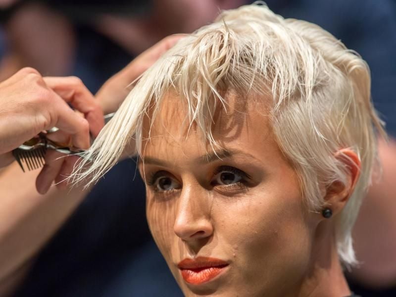 Wild statt akkurat: Bei vielen Frisuren ist ein Hauch Punk zu sehen. Foto: Michael Reichel