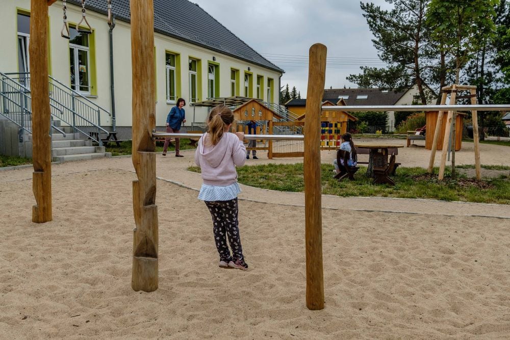 Auch in der Kindertagesstätte Bummi in Möhlau muss mit Abstand auf dem Spielplatz gespielt werden. Dies ist nicht immer einfach.