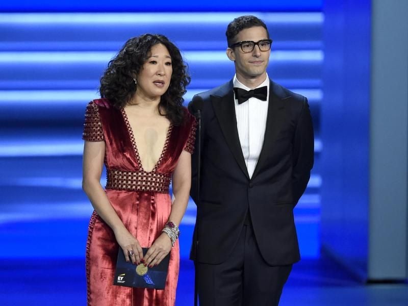 Sandra Oh und Andy Samberg werden im Januar die Golden Globes moderieren. Foto: Chris Pizzello/Invision