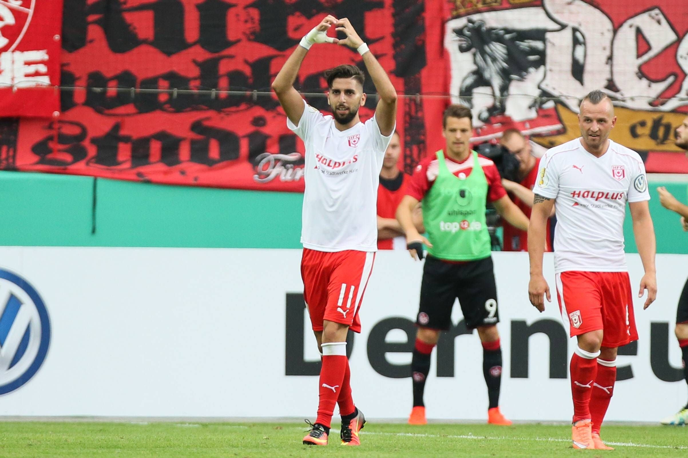 Doppel-Torschütze Hilal El Helwe feiert nach dem Spiel.
