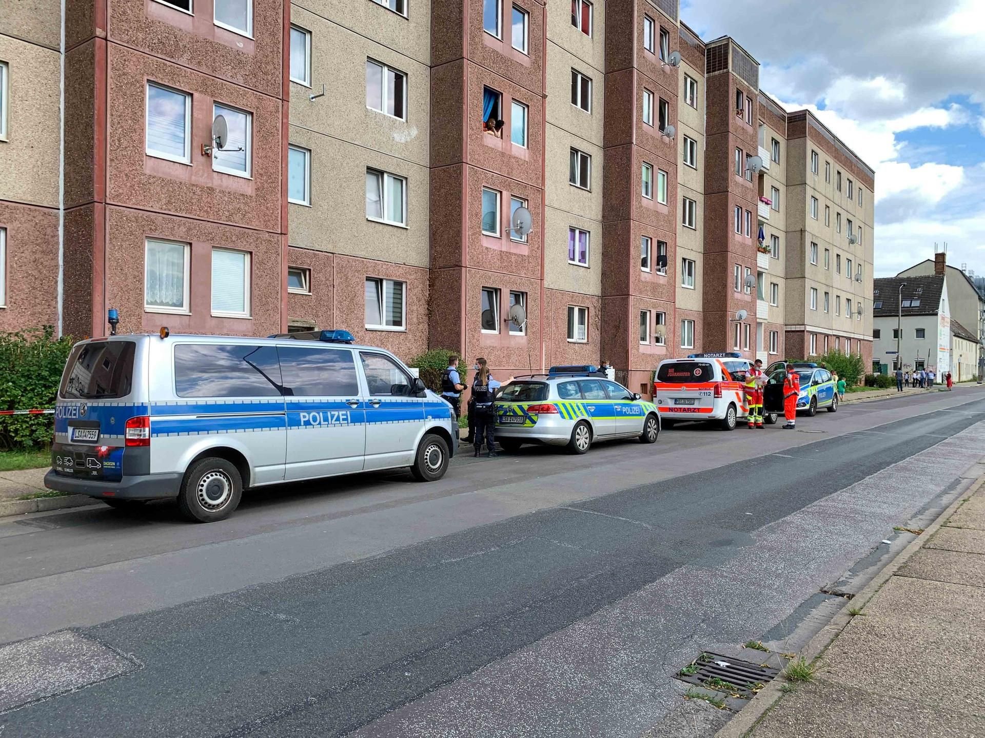 Nach einem Leichenfund in Magdeburg hat die Polizei einen 22-jährigen Tatverdächtigen festgenommen.