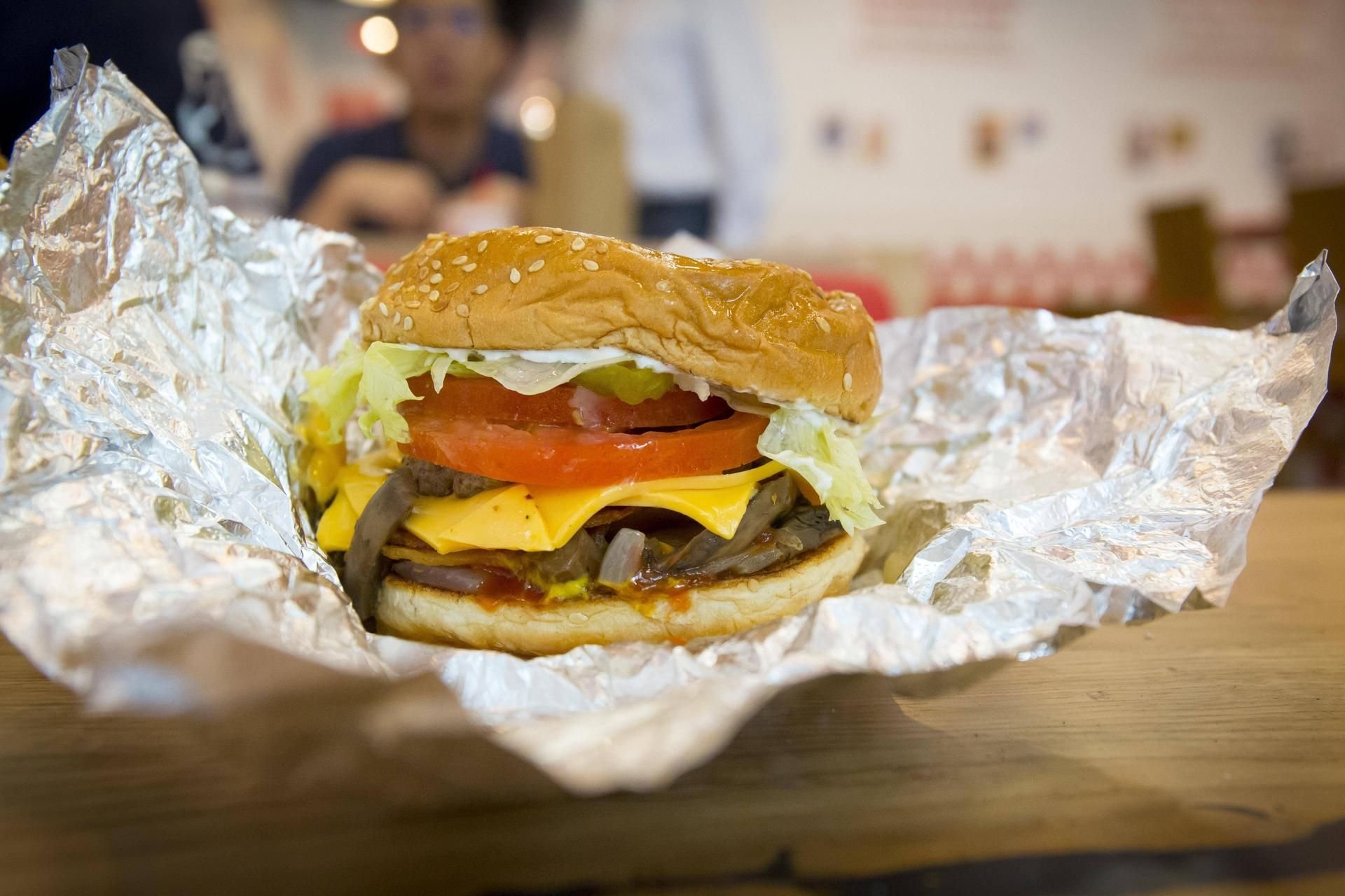 Die Burger von Five Guys werden klassisch in Alufolie serviert.