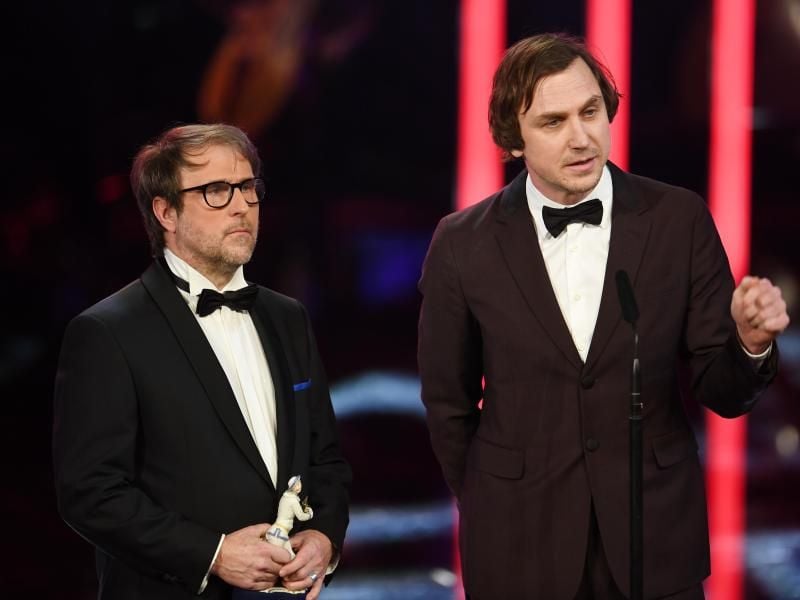 Bjarne Mädel (l) und Lars Eidinger wurden als beste Darsteller für für ihre Rollen im Film „25 km/h” ausgezeichnet. Foto: Tobias Hase/dpa