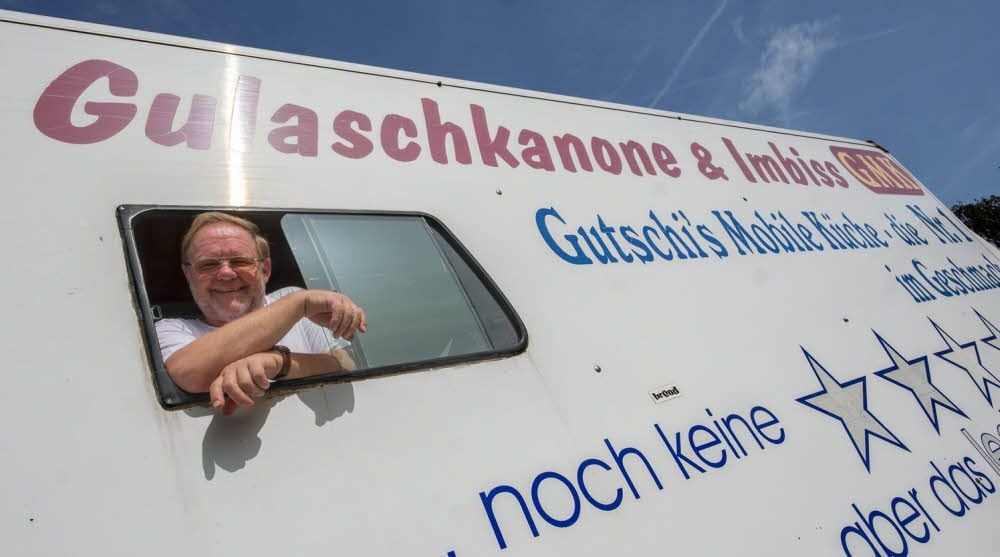 Burkhard Gutsch in seiner Gulaschkanone, mit der er täglich Essen verteilt.