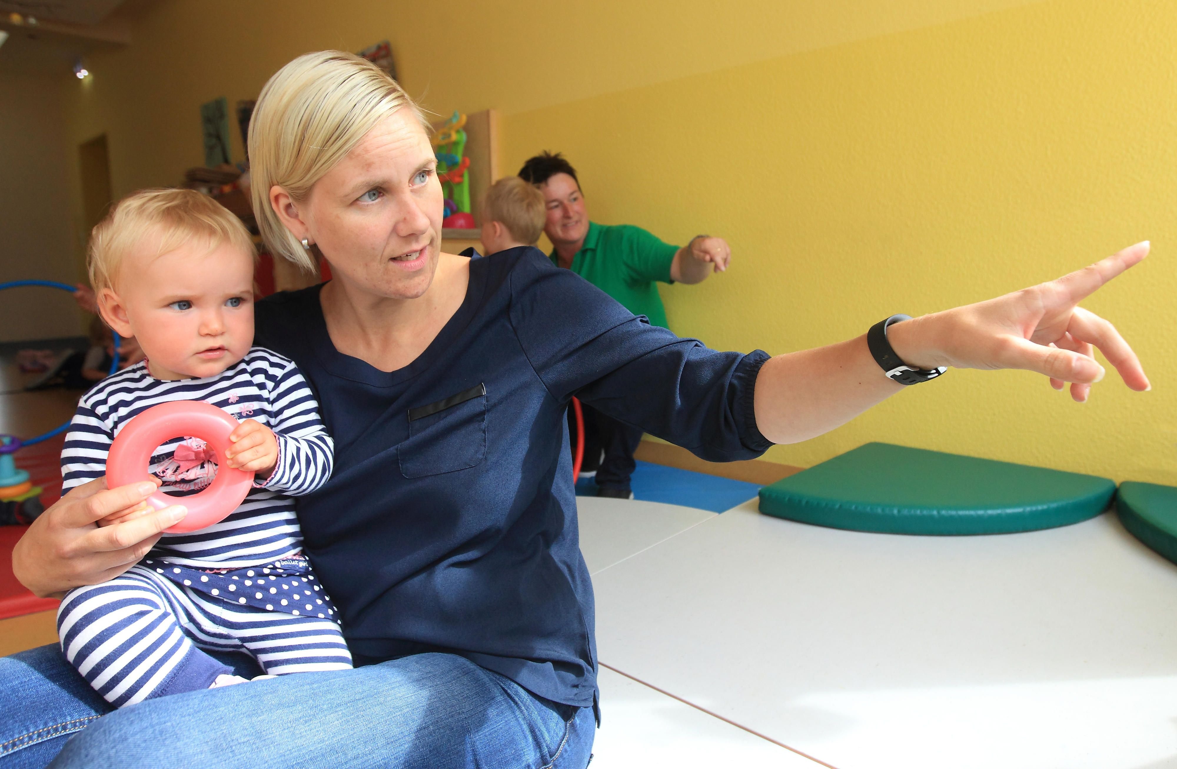 Madlen Staufenbiel sitzt mit ihrer Tochter Lotta in der Kindertagesstätte in Flechtingen.