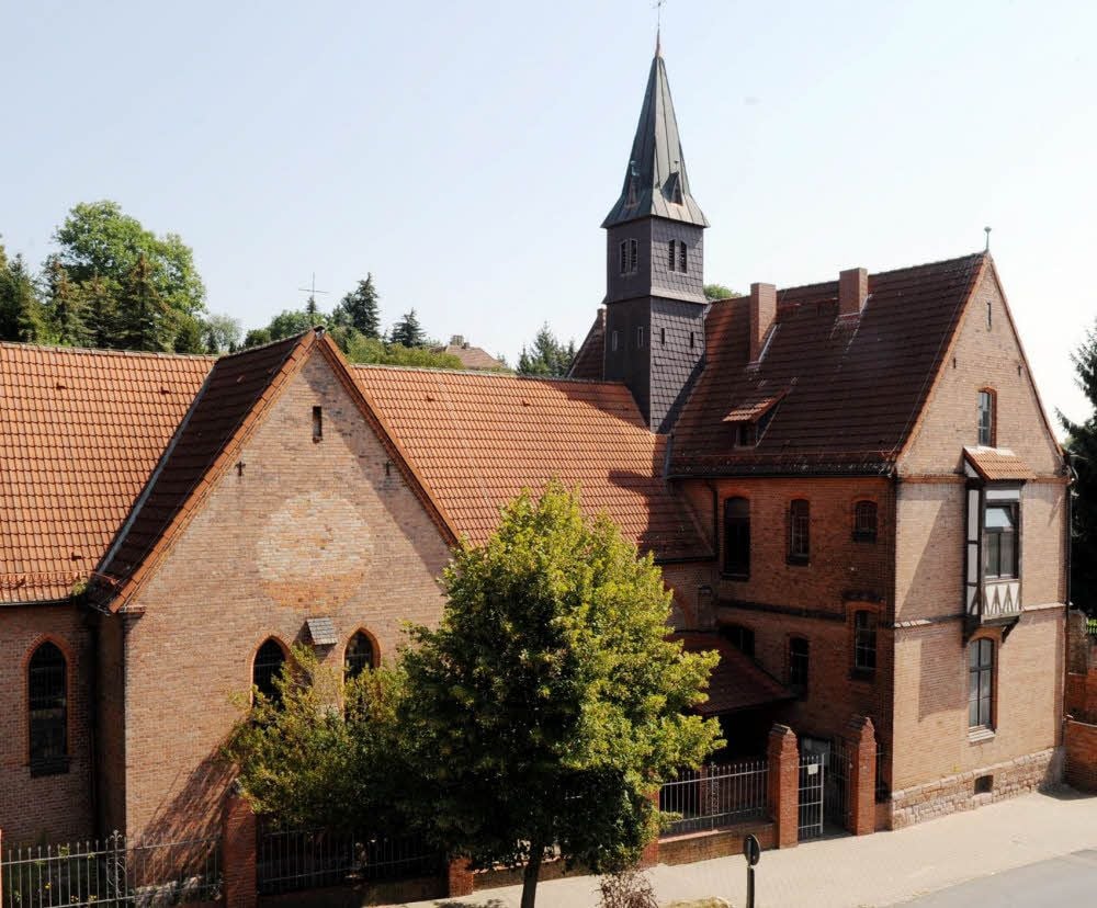 Die ehemalige Kirche mit dem Pfarrhaus