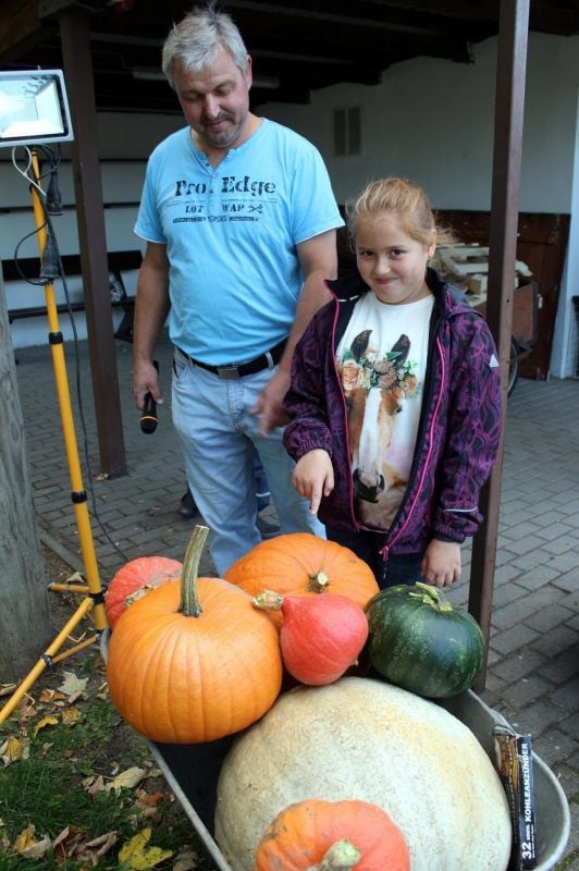 Dieser soll es sein. Patty Schubert (8) wählte den großen Halloween-Kürbis für das Schätzen aus.