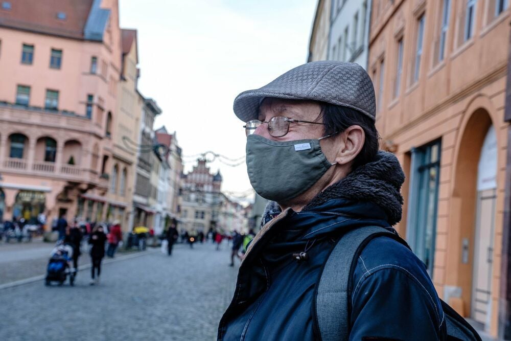 Maske ist jetzt auch auf den Straßen Wittenbergs Pflicht. Der Stadtordnungsdienst kontrolliert. Gabor Sellnau trägt sie, wie viele andere auch.