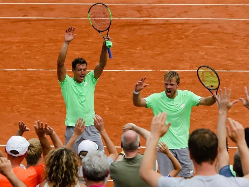 Kevin Krawietz (r) und Andreas Mies feiern den Einzug ins Finale. Foto: Frank Molter