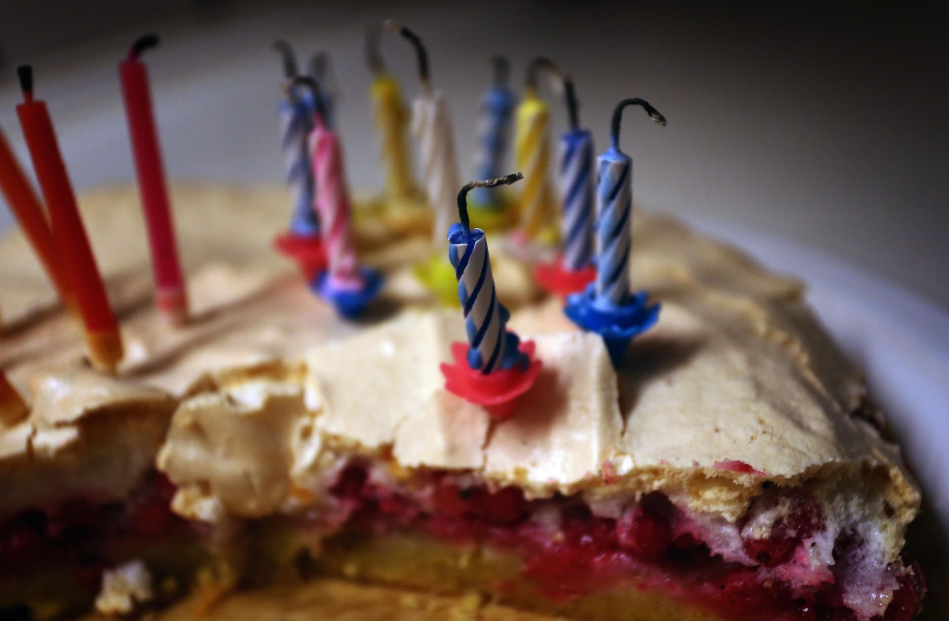 Kuchen mit Geburtstagskerzen (Symbolbild)