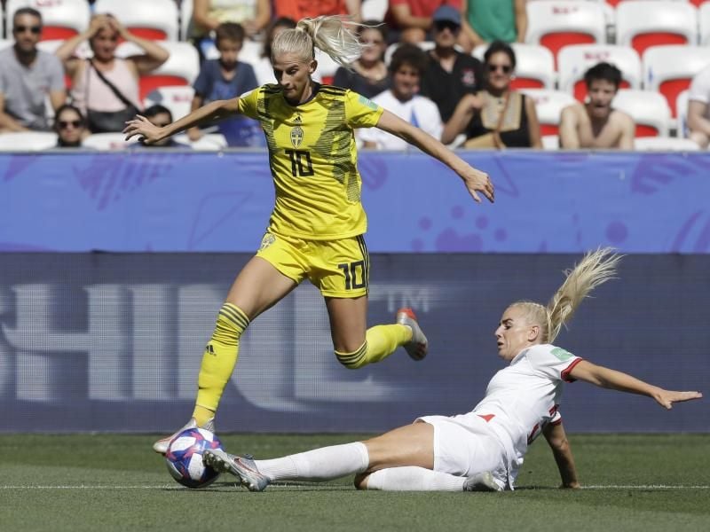 Die Schwedin Sofia Jakobsson (l) setzt sich gegen Englands Alex Greenwood durch. Foto: Claude Paris/AP