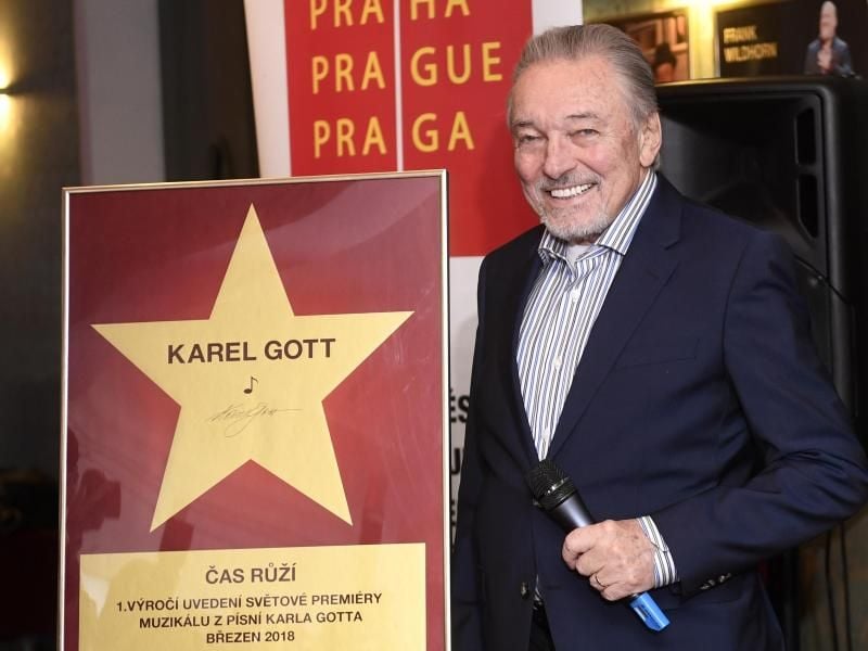 Gut gelaunt in Prag: der tschechische Sänger Karel Gott enthüllt seinen Stern. Foto: Michal Krumphanzl