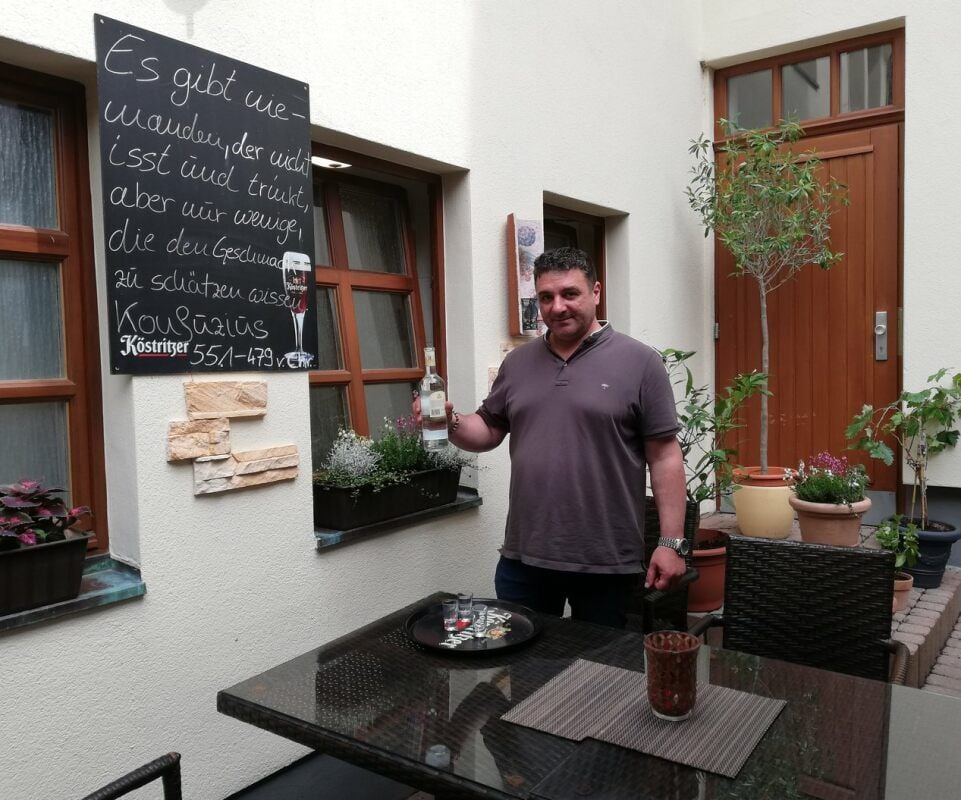 Nikolaos Thomaidis lädt ab Samstag wieder in sein griechisches Restaurant am Zeitzer Neumarkt ein.