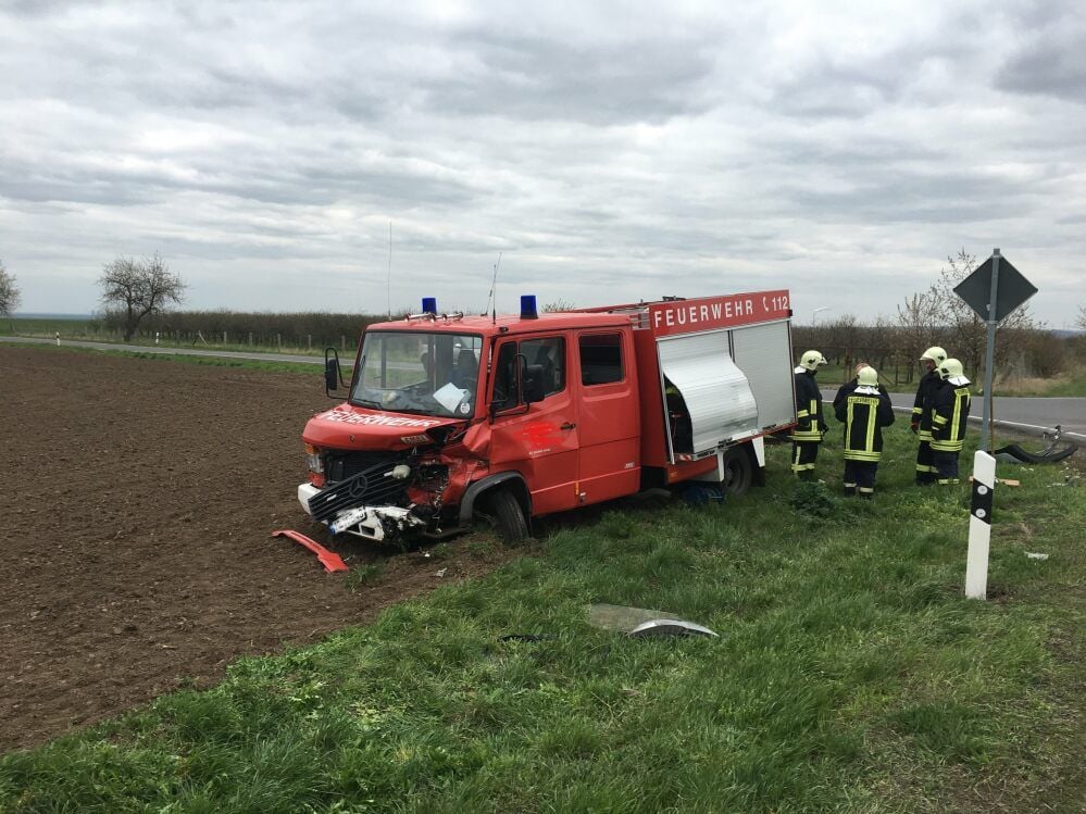 Ein beschädigtes Feuerwehrauto nach einem Unfall. Ein Autofahrer hatte die Vorfahrt des Einsatzfahrzeuges missachtet.