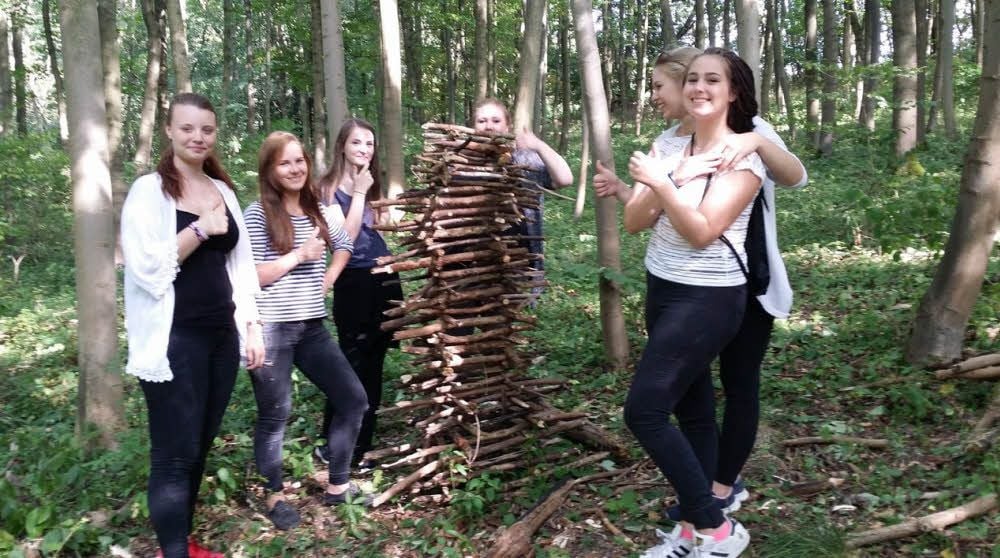 Über ein Band balancieren oder einen Stöckerturm bauen - mit den kniffligen Aufgaben sollen die Auszubildenden als Team zusammenwachsen.