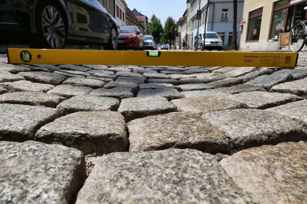 Diese Spurrinnen sollen bei den Arbeiten beseitigt werden.