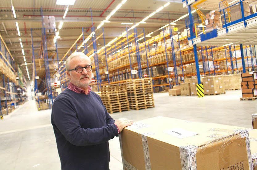 Detlef Müller ist ein Mann der ersten Stunde. Seit 20 Jahren leitet er das Deichmann-Distributionszentrum in Wolfen.