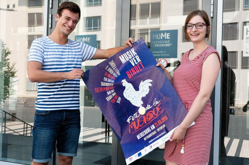 Marlon Bischoff und Vivien Drees mit dem Plakat zum Musikfestival