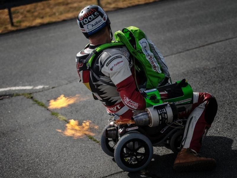 Dirk Auer auf seinem düsenbetriebenen Bobbycar. Foto: Andreas Arnold