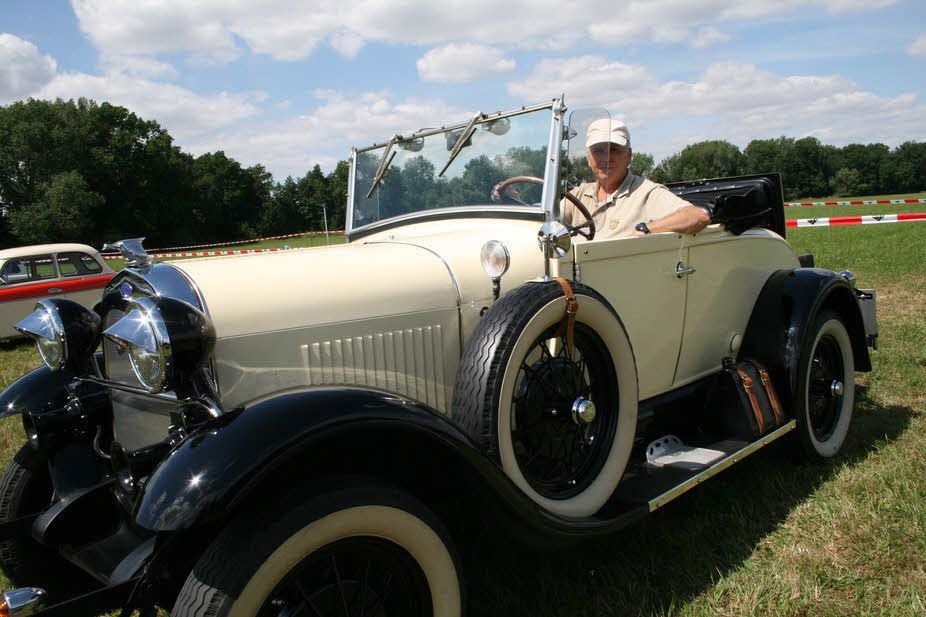 Der Bornitzer Peter Hänse präsentiert in Göbitz seinen Ford Roadster de luxe, Baujahr 1980