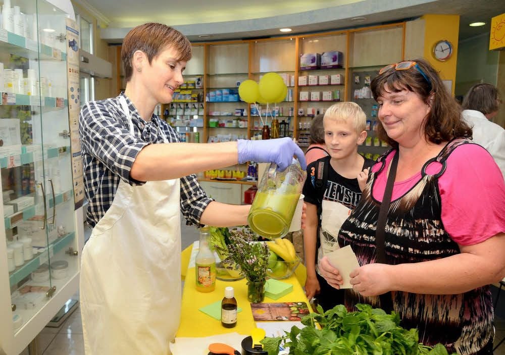 Die Sonnenapotheke überrascht Kunden in dieser Woche täglich mit besonderen Angeboten. Dienstag gab es von Natalie Krieger Tipps zur Zubereitung von Smoothies mit Omega-3-Fettsäuren. Petra und Olli Winkler haben gekostet.