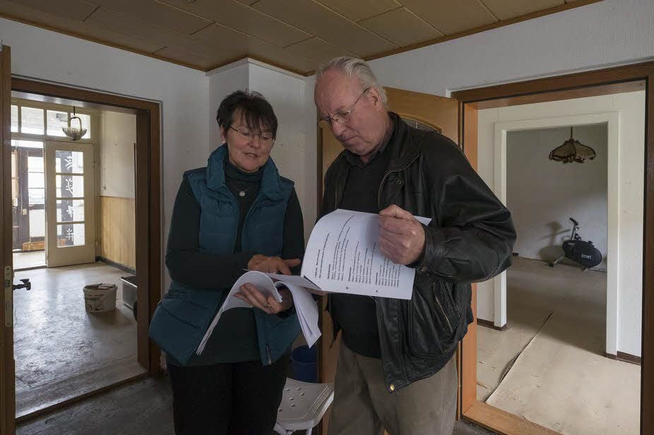 Museumsmitarbeiterin Edith Jürgens und Ortsbürgermeister Jürgen Zehnpfund studieren die Belegungspläne der neuen Räumlichkeiten.