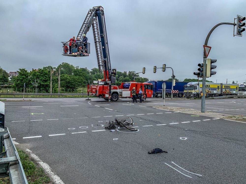 Bei dem Unfall an der T-Kreuzung in Wittenberg war am Freitag ein Radfahrer so schwer verletzt worden, dass er im Krankenhaus verstorben ist.