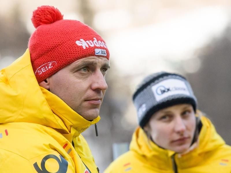 Neuer Skeleton-Cheftrainer: Dirk Matschenz (l). Foto: Peter Kneffel/dpa