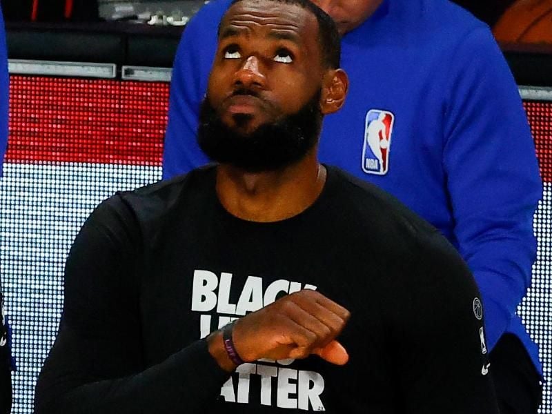 Hat erneut die Zustände in den USA kritisiert: LeBron James trägt ein Shirt mit der Aufschrift „Black Lives Matter”. Foto: Kevin C. Cox/Pool Getty Images/AP/dpa