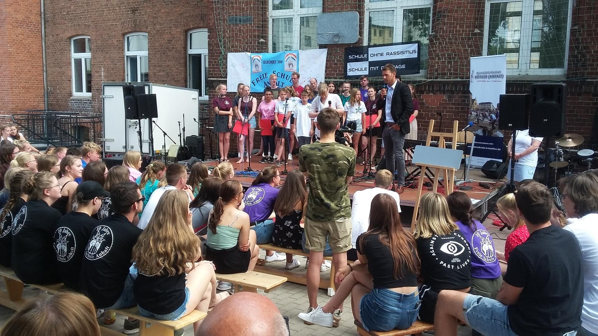 Der aus Köthen stammende Handball-Bundestrainer Christian Prokop (r.) war Pate der Freien Schule Anhalt beim Projekt „Schule ohne Rassismus“.
