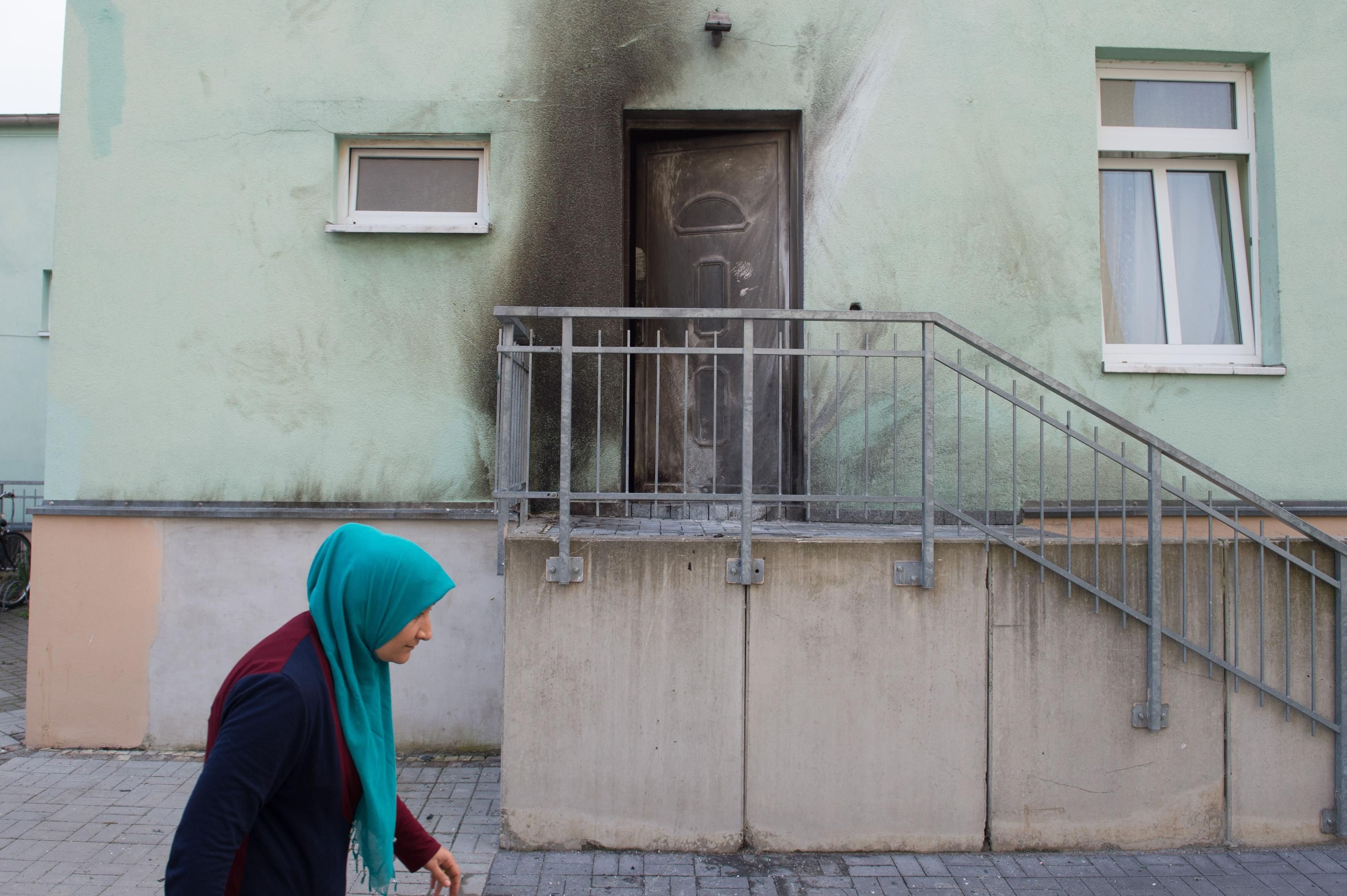 Vor der Moschee und einem internationalen Kongressgebäude in Dresden sind zwei Sprengstoffanschläge verübt worden.