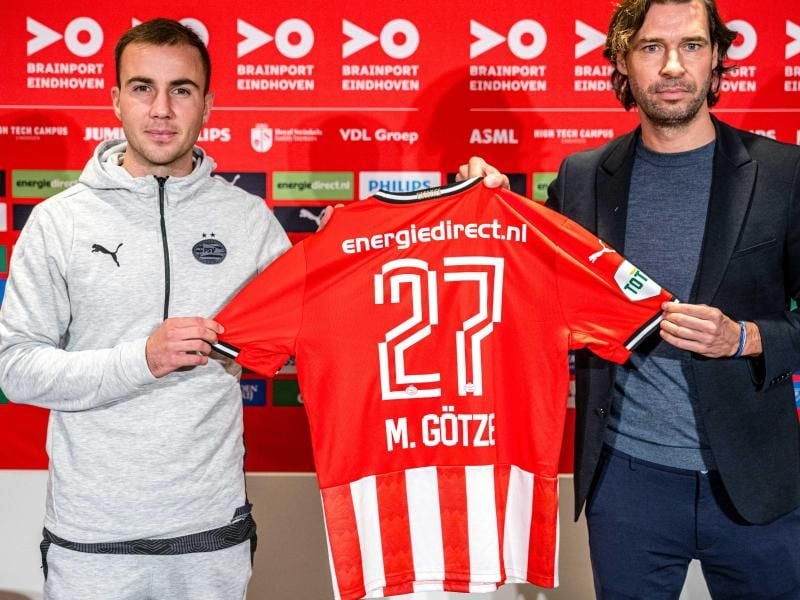 Mario Götze (l) mit PSV-Manager John de Jong. Foto: Rob Engelaar/ANP/dpa
