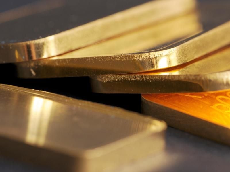 Goldbarren (100 Gramm) liegen auf einem Tisch. Foto: Armin Weigel/dpa/Illustration