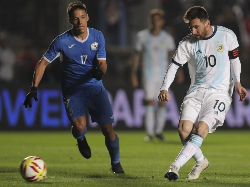 Lionel Messi (r) erzielt für Argentinien den Traeffer zum 1:0. Foto: Nicolas Aguilera/AP