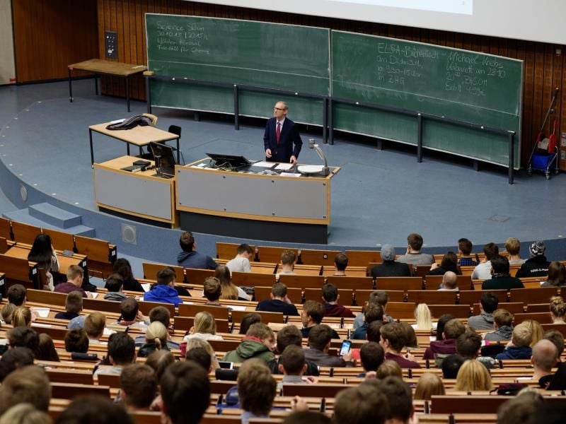 Aufgrund des „Turbo-Abiturs” fangen an den Unis immer mehr Minderjährige zu studieren an. Foto: Swen Pförtner