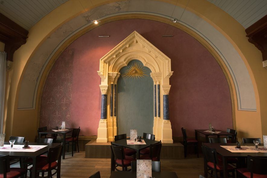 Die am 6.Juni 1846 in Quedlinburg gegründete Johannisloge „Zur Goldenen Waage“ wurde 1935 aufgelöst. 1991gründete sich die Loge „Zur beständigen Freiheit“. Das alteLogenhaus in der Heiligegeiststraße wurde 2009 abgerissen. Lediglich der Tempel im hinteren Bereichwurde restauriert und ist öffentlich zugänglich.
