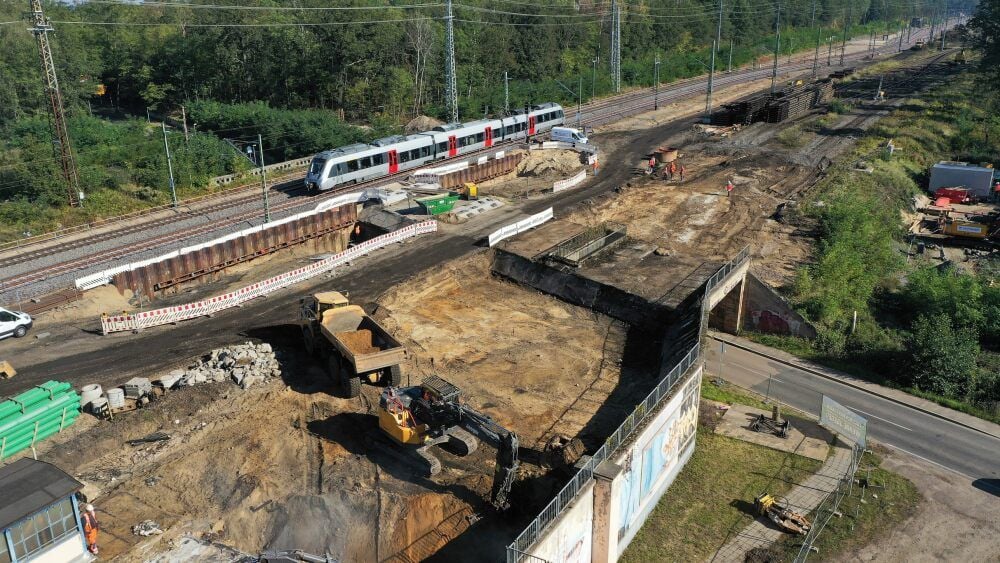Vom Haltepunkt Meinsdorf ist fast nichts mehr zu sehen. Bis auf zwei Gleise, über die vorerst weiterhin Züge rollen, wird hier alles abgerissen.