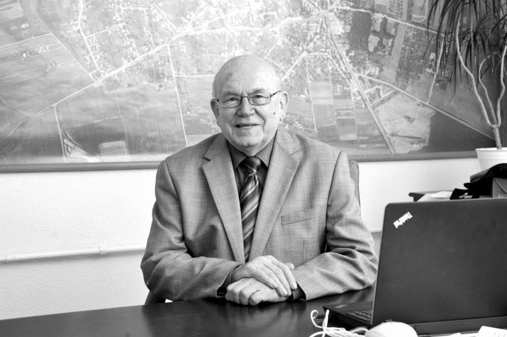 Rainer Sempert sitzt im Januar 2014 am Schreibtisch.