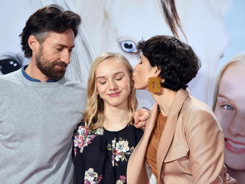 Benjamin Sadler, Jule Hermann (M) und Jasmin Gerat bei der Premiere von „Wendy 2 - Freundschaft für immer” in Köln. Foto: Henning Kaiser